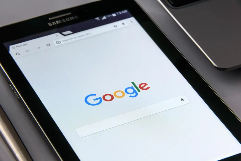 Tablet sobre uma mesa com a página de busca do Google aberta