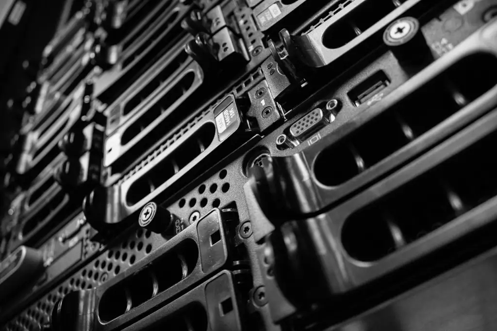 Servidores empilhados em um rack, fotografados em preto e branco